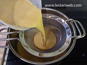 Menyaring Adonan Utri