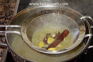 Menyaring kuah Mi Sop Medan