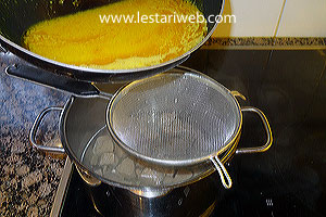 Menyaring Kuah Soto Sulung