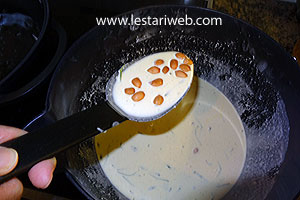 Menyendok Adonan Rempeyek