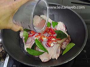 Merebus Ayam untuk resep ayam Isi Dibuluh