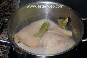 Merebus Ayam Soto Kudus