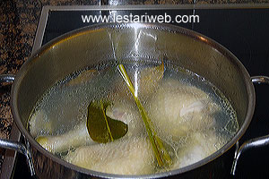 Merebus Ayam Untuk Soto Kediri