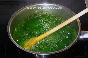 Merebus Cairan Hijau