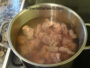 Merebus Daging Kambing