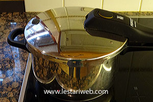 Merebus Dengan Panci Tekan