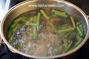 Merebus Kacang Panjang