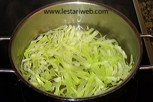 Merebus Kol Untuk Ketoprak