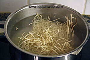 Merebus Mie Untuk Mie Ayam