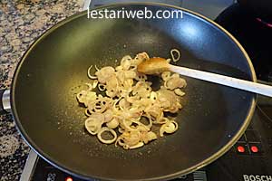 Oseng Jamur Sawi Putih Step 4