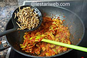 teri goreng untuk pare balado