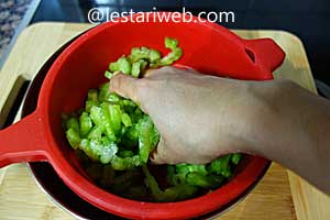 pare diremas-remas dengan garam