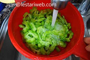 pare dicuci dalam air mengalir