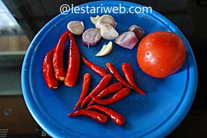 Bahan untuk membuat sambal tekokak
