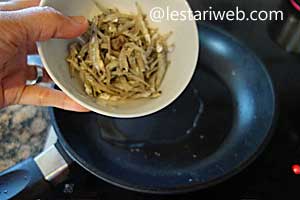 Teri untuk sambal tekokak digoreng