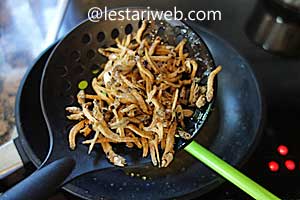 Teri goreng untuk sambal tekokak