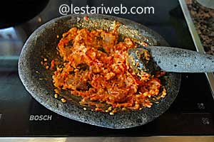 Sambal tekokak diulek halus