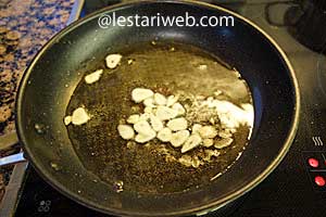 irisan bawang putih digoreng 