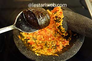 petis untuk sambal tahu campur surabaya