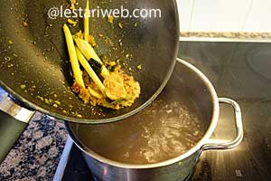 tumisan bumbu dicampur kaldu daging