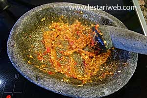 bumbu tahu guling diulek halus