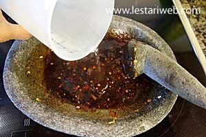 air untuk mengencerkan saus tahu guling