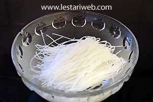 bihun untuk tahu isi direndam air panas