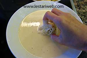 tahu isi dicelup ke adonan tepung