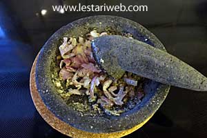 bumbu tahu isi diulek