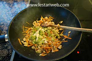 daun bawang untuk tahu isi