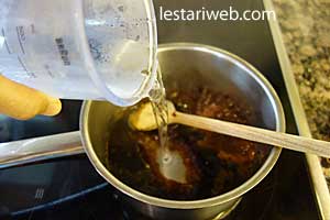 air untuk kuah saus tahu kopyok