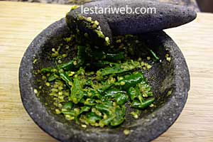 sambal cabai hijau untuk tahu kopyok
