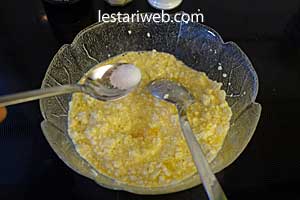 adonan tahu kopyok dibumbui garam