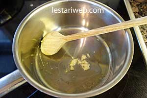 bawang putih halus ditumis