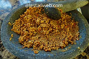 kacang tanah goreng diulek halus