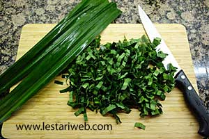 daun pandan diiris halus