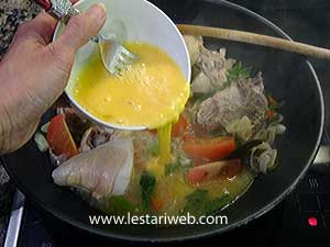 Telur untuk masakan Ayam Isi Dibuluh