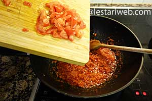 tomat cincang untuk telur balado