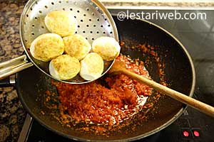 telur rebus dimasak bumbu balado