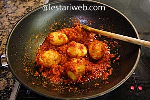 Masakan telur balado khas padang