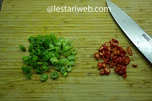 daun bawang dan cabai dicincang halus