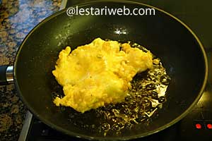 telur dadar pedas digoreng kering