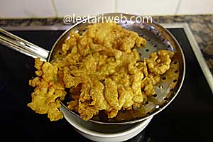 Membuat masakan telur dadar pedas