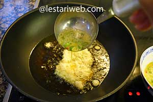 menggoreng telur dadar pedas