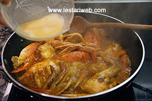 Telur Kocok untuk Kepiting Asam Manis