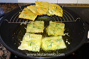 Tempe Mendoan Goreng Ditiriskan