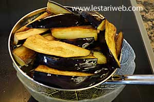 Terong goreng ditiriskan