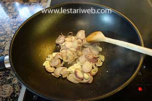 menumis bawang merah dan putih
