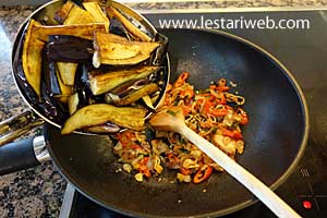 terong goreng dimasak bumbu kecap