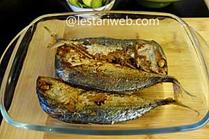 pindang goreng ditaruh di pinggan tahan panas